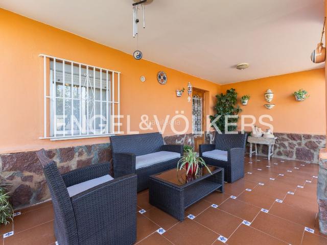 Casa en venta en Bétera, La Conarda Montesano. Exclusiva Casa con Piscina Jardín y Vistas a las Montañas en Bétera, Comunidad Valenciana. Casas.