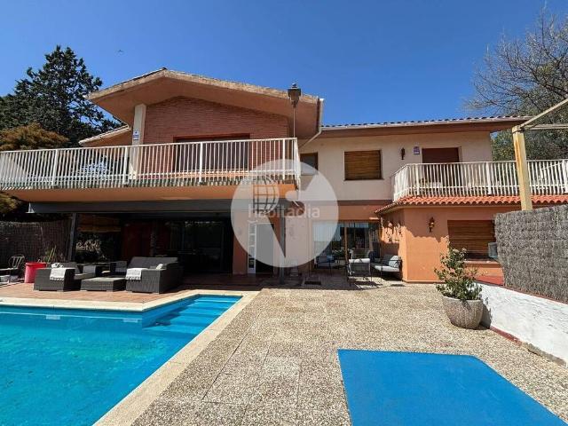Casa en venta en Bigues i Riells del Fai. Exclusiva casa con gran parcela edificable, piscina y vistas en plena naturaleza en Bigues i Riells. Casas Bigues i Riells del.
