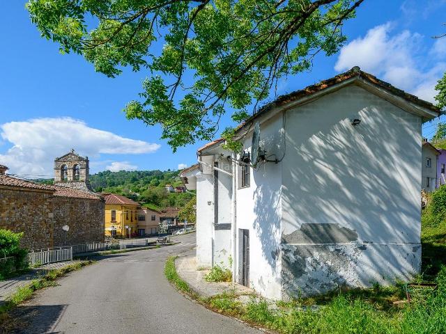 Casa en venta en Bimenes. Encantadora casa independiente con jardín en el corazón de San Julián de Bimenes. Casas.