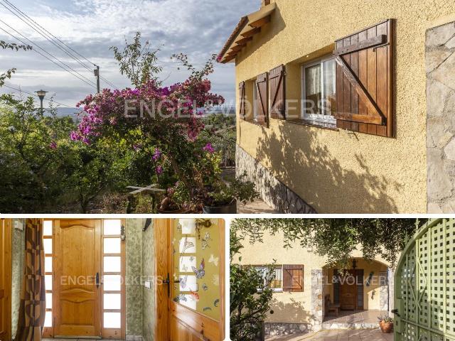 Casa en venta en Bisbal del Penedès La. Casa de estilo rústico con jardín y piscina. Casas Bisbal del Penedès.