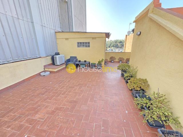 Casa en venta en Blanes, Els Pins Costa Brava. Casa de pueblo con licencia turística cerca de la playa, dos viviendas independientes, 2 parkings y gran terraza. Casas.