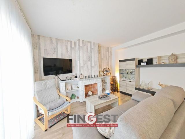 Casa en venta en Blanes, Els Pins Costa Brava. EDIFICIO CON 2 PISOS EN VENTA, LICENCIA TURISTICA. Casas.