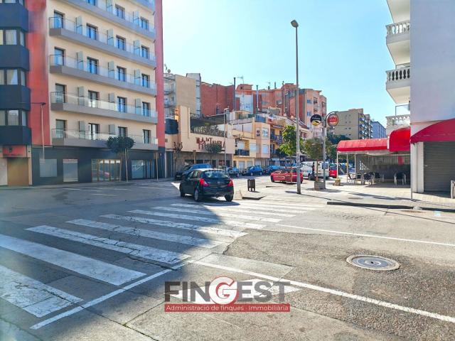 Casa en venta en Blanes, Els Pins Costa Brava. EDIFICIO CON 2 PISOS EN VENTA, LICENCIA TURISTICA. Casas.