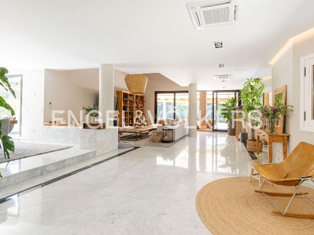 Casa en venta en Boadilla del Monte, Las Lomas. Villa con pista de tenis y piscina exterior e interior en Las Lomas. Casas Boadilla del.