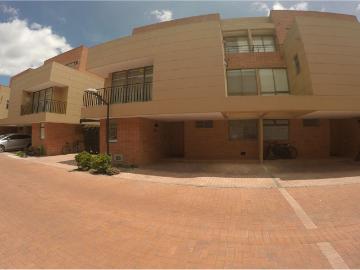 Casa En Venta En Bogota En Arrayanes Suba V72596