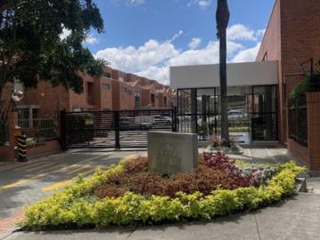 Casa En Venta En Bogota En Gratamira V86073