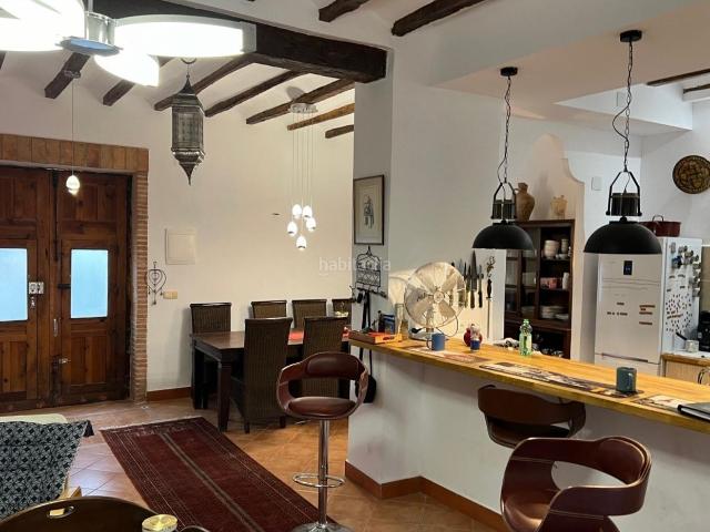 Casa en venta en Bolulla. Esta casa adosada tiene una superficie construida de 326 m2 en una parcela de unos 104 m2.La villa tiene 5 dormitorios y 4 baños. Casas.