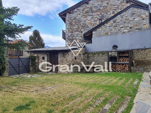 Casa en venta en Bolvir Pirineos. Casa unifamiliar en Bolvir con jardín privado y vistas. Casas.