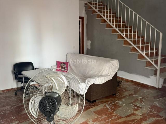 Casa en venta en Bonares. Casa adosada de dos plantas con patio en la zona de El Tejar. Casas.