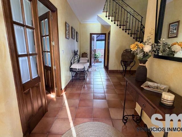 Casa en venta en Bosque El. Amplia vivienda de 5 dormitorios con patio y apartamento independiente en El Bosque. Casas Bosque.