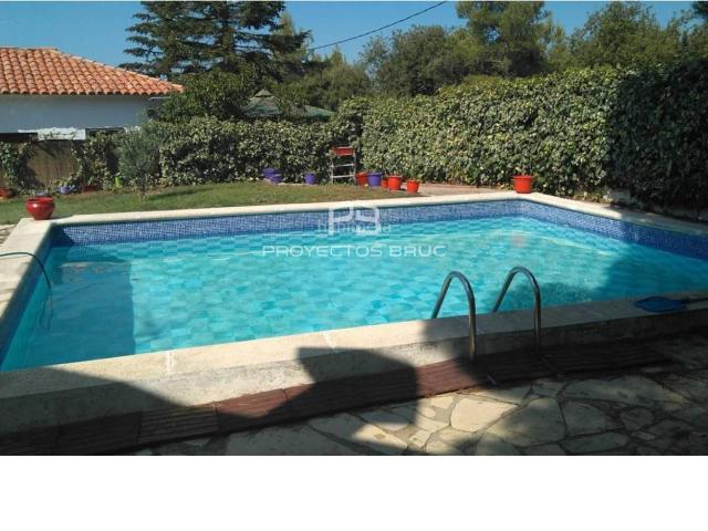 Casa en venta en Bruc El. En El Bruc Acogedora Casa en una planta con bonita parcela ajardinada, piscina en Montserrat Parc. Casas Bruc.