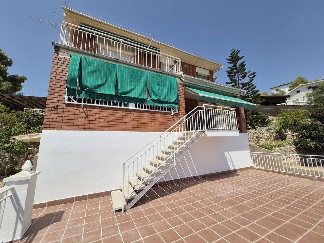 Casa en venta en Cubelles, de 299 m² 6 habitaciones por 346.000