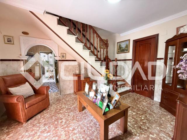 Casa en venta en Cuervo de Sevilla El. Casa de 2 plantas que da a dos calles. Casas Cuervo de Sevilla.