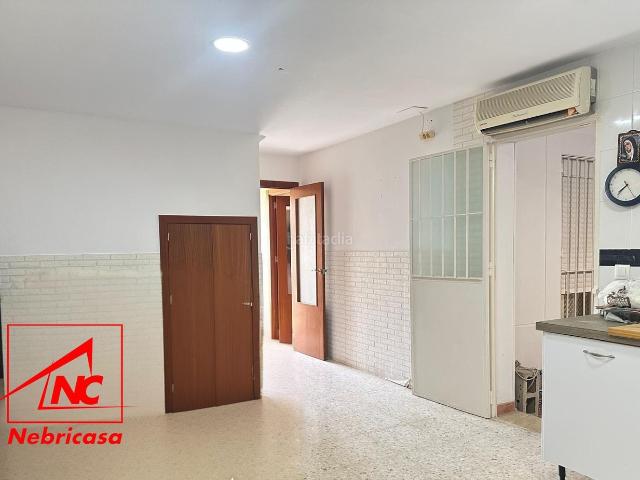 Casa en venta en Cuervo de Sevilla El. Casa unifamiliar en El Cuervo, en la zona de La Boticaria, con excelente acceso a la Nacional IV dirección Jerez. Una ubicación es. Casas Cuervo de Sevilla.