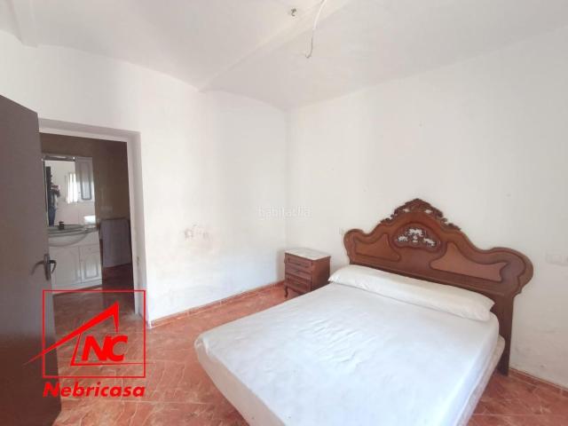 Casa en venta en Cuervo de Sevilla El. Esta propiedad, que cuenta con la ventaja única de dar a tres calles, ofrece una gran versatilidad y posibilidades para proyectos. Casas Cuervo de Sevilla.