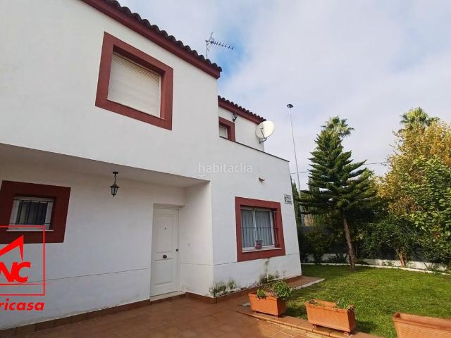 Casa en venta en Cuervo de Sevilla El. Unifamiliar en esquina que se encuentra en la zona de La Boticaria, en El Cuervo, a tan solo 10 minutos del aeropuerto de Jerez y. Casas Cuervo de Sevilla.