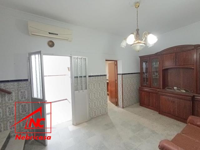 Casa en venta en Cuervo de Sevilla El. Vivienda adosada de dos plantas que se encuentra en el centro de El Cuervo, en una calle tranquila con poco tránsito de vehículos. Casas Cuervo de Sevilla.