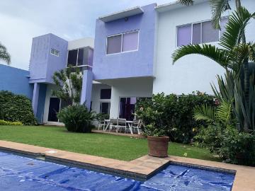 Casa en venta en Cuernavaca con seguridad y alberca en Lomas de Tetela