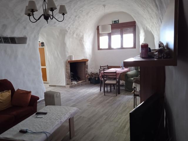 Casa en venta en Cuevas del Campo. Casa Cueva Única con Apartamentos Adyacentes y Potencial de Restauración. Casas Cuevas del.