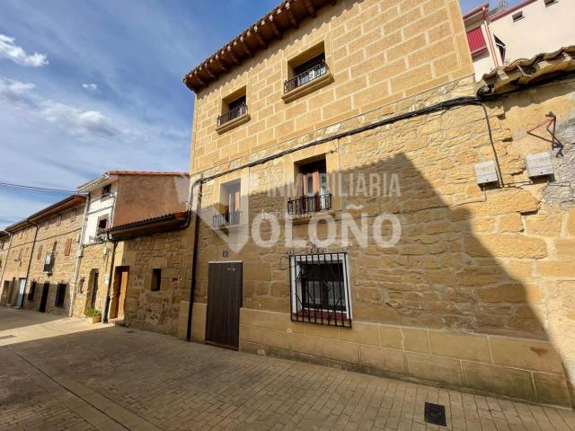 Casa en venta en Cuzcurrita de Río Tirón. Casa de piedra con amplia terraza solarium. Casas Cuzcurrita de Río.