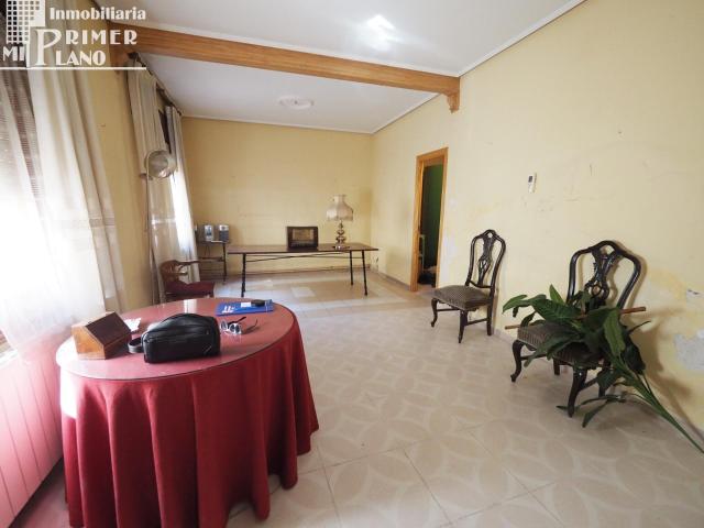 Casa en venta en c/ San Francisco, para reformar de 8 dorm, 2 baño y patio por solo 120.000 €