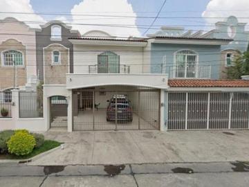Casa en venta en C. Quebrada, Bosques de La Victoria, 44540 Guadalajara, Jal