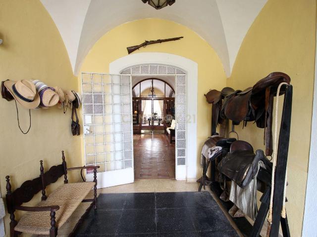 Casa en venta en Cáceres, Casco Antiguo. Finca Palacete del Siglo XVIII con Explotación Hotelera Activa 5.000 m construidos en 17 hectáreas de Dehesa Extremadura. Casas.