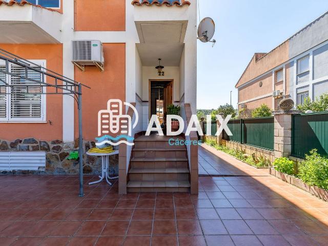 Casa en venta en Cáceres, Montesol Mejostilla. Chalet luminoso con gran patio y piscina, perfecto para que tu familia disfrute de espacio, tranquilidad y calidad de vida desde e. Casas.