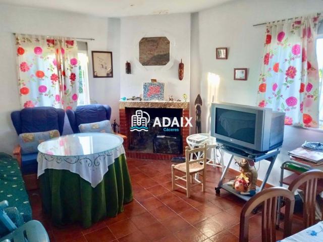 Casa en venta en Cáceres, Valdesalor Rincón de Ballesteros. Encantadora casa de campo en Cáceres, con vistas al campo y en excelente estado. Cuenta con una habitación, chimenea, garaje y un. Casas.