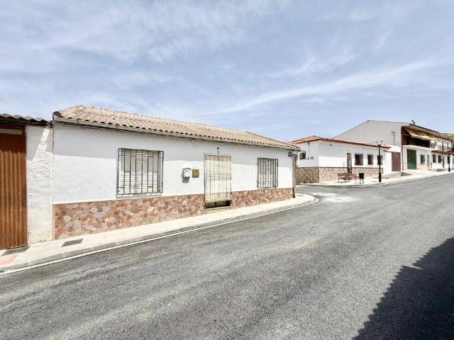 Casa en venta en Cacín. Amplia vivienda de una sola planta con gran nave y patio en Cacín. Casas.