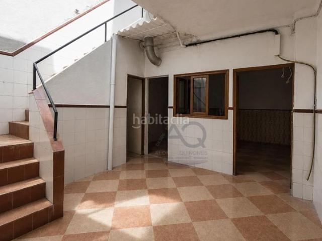 Casa en venta en Cabezas de San Juan Las. VIVIENDA DE DOS PLANTAS EN ZONA CENTRO. Casas Cabezas de San Juan.