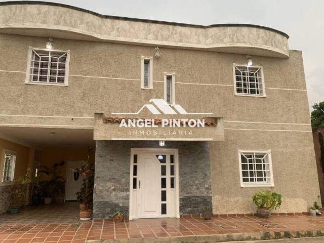 Casa en Venta en VILLA CERRADA CIELOS ABIERTOS Avenida Intercomunal Zulia 334 m2. 4 hab