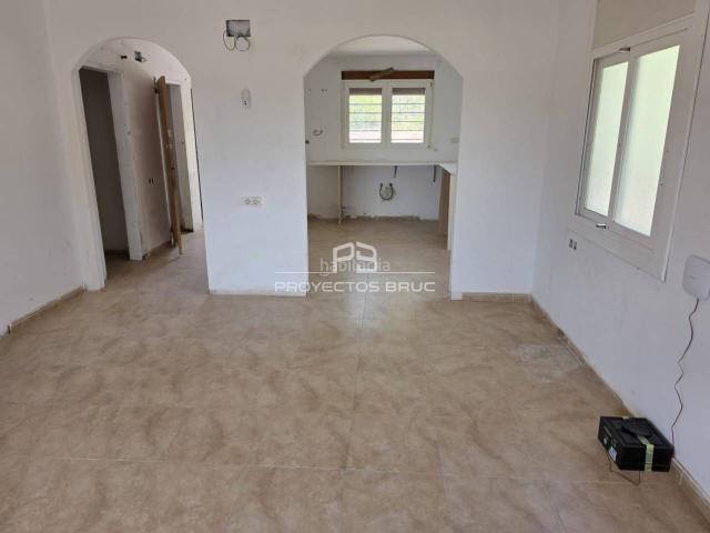 Casa en venta en Cabrera d´Anoia. En Cabrera d Anoia en la Urbanización de Can Ros Casa en Construcción a reformar con amplia parcela con vistas en VENT. Casas Cabrera.