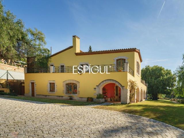 Casa en venta en Cabrera de Mar. Refugio de lujo y serenidad con vistas infinitas al Mediterráneo en Cabrera de Mar. Casas Cabrera de.