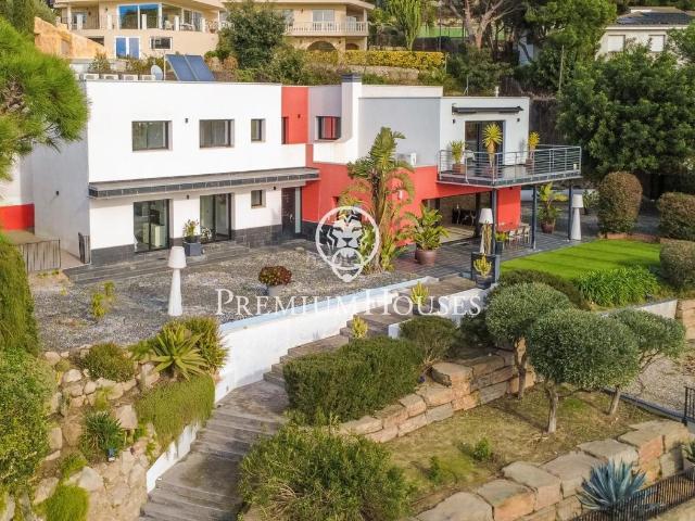 Casa en venta en Cabrils. Diseño y panorámicas vistas mar. Casas.