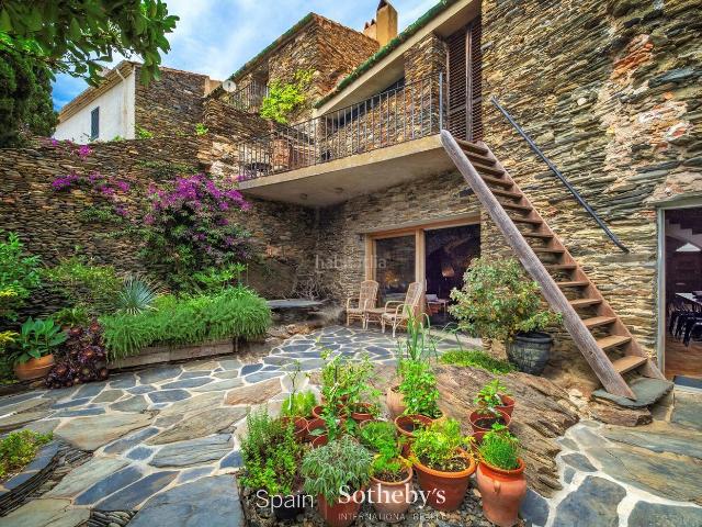 Casa en venta en Cadaqués Costa Brava. Casa de pueblo histórica en el corazón de Cadaqués. Casas.