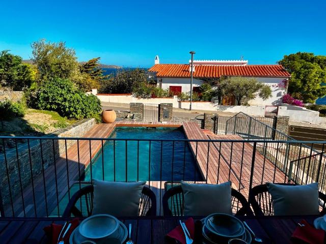 Casa en venta en Cadaqués Costa Brava. Villa moderna con vistas al mar en un entorno tranquilo. Casas.