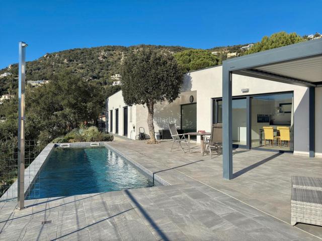 Casa en venta en Calonge, Cabanyes Mas Ambrós Mas Pallí. Moderna villa de 3 dormitorios, toda en una sola planta, orientación sur con hermosas vistas. Casas.