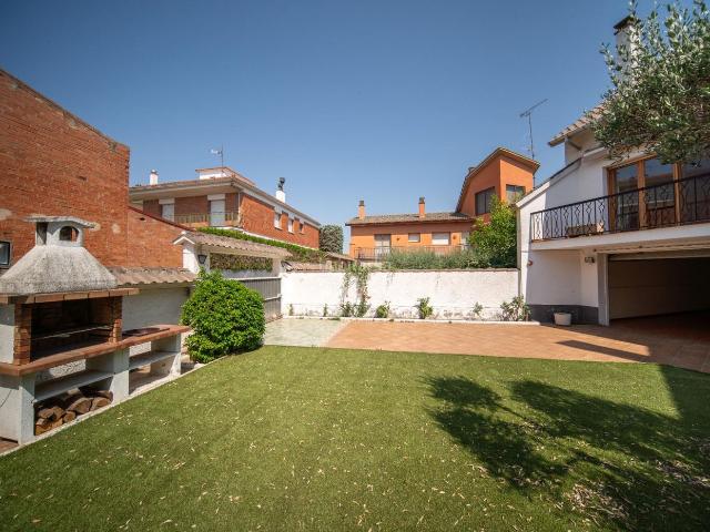 Casa en venta en Calaf. Exclusiva casa unifamiliar en venda a la millor zona residencial de Calaf. Casas.