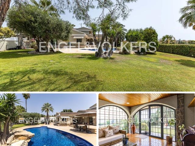 Casa en venta en Calafell, Mas Mel Costa Dorada. Villa exclusiva con una gran parcela privada de 2.350 m en Mas Mel, Calafell, a pocos minutos del mar. Casas.