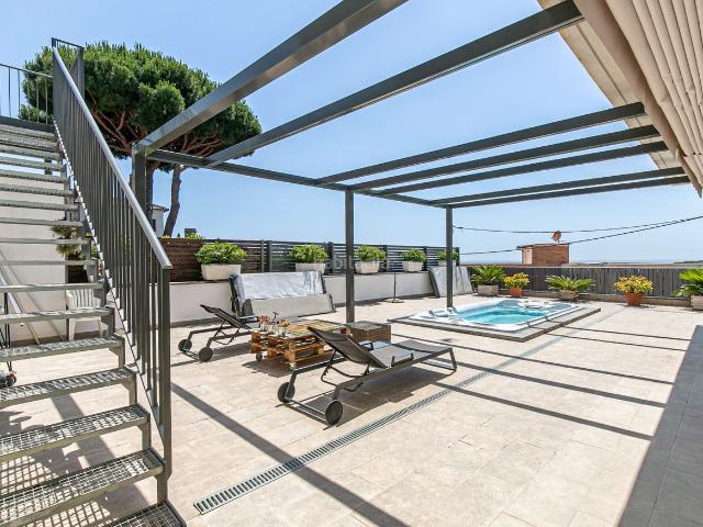 Casa en venta en Caldes d´Estrac. Casa en venta en Caldes dEstrac con 5 habitaciones, jardín y vistas al mar, Barcelona. Casas Caldes.