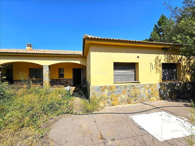Casa en venta en Caldes de Malavella. Casa unifamiliar con piscina, amplias vistas y gran parcela en Urbanización Can Carbonell, Caldes de Malavella. Casas Caldes de.