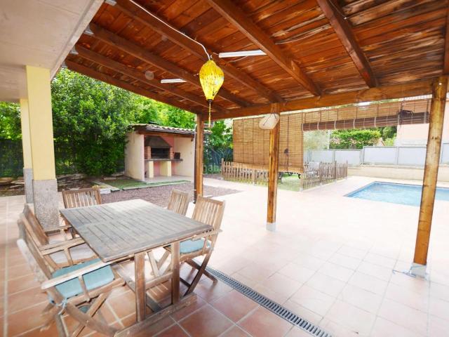 Casa en venta en Caldes de Malavella. Dos viviendas con piscina y garaje. Casas Caldes de.