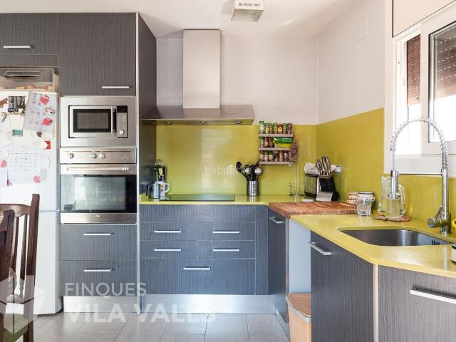 Casa en venta en Caldes de Montbui. Casa de pueblo con terraza y múltiples espacios independientes. Casas Caldes de.