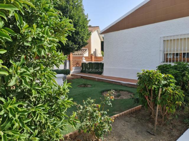 Casa en venta en Caleta de Velez. Chalé independiente en Caleta de Vélez con piscina, jardín y garaje. Casas Caleta de.