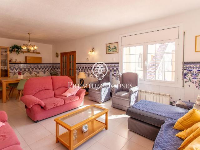 Casa en venta en Calella. Casa independiente con piscina interior y jardín en venta en Calella. Casas.