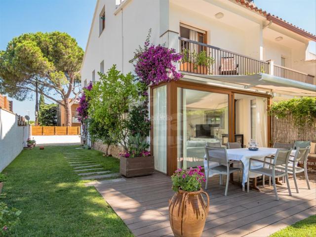Casa en venta en Calella de Palafrugell Costa Brava. Bonita casa con amplio jardín privado y piscina comunitaria en Calella de Palafrugell. Casas Calella de.