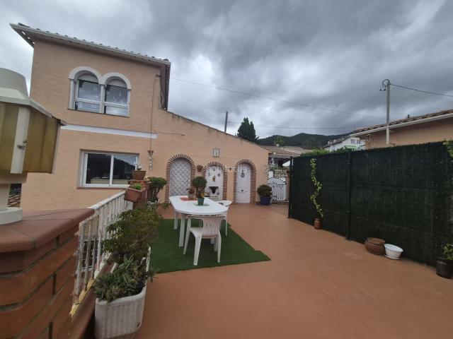 Casa en venta en Calella. Fabulosas vistas! 435 M2 construidos, piscina, jardín. Todo a 5 m del centro de Calella. Casas.