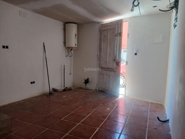 Casa en venta en Cálig. Casa de pueblo con terrazas, chimeneas y encanto rústico en Cálig. Casas.