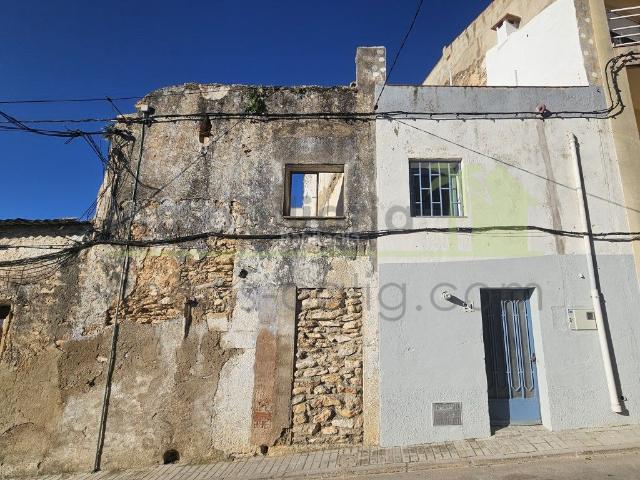 Casa en venta en Cálig. casa de pueblo con parcela edificable y vistas al mar. Casas.